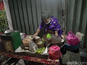 Viral Nenek 80 Tahun di Surabaya Kehilangan Uang Hasil Jualan Rujak Cingur