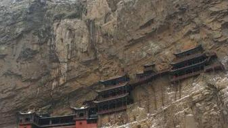 Ngeri-ngeri Sedap Berkunjung ke Kuil Gantung di China