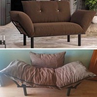 Foto ini bisa juga dijadikan pelajaran agar lebih teliti jika belanja online. Ketika kamu memesan sofa yang sesuai dengan foto, malah saat sampai rumah sofa tersebut beda jauh dengan foto. Kamu pasti menginginkan uang kamu kembali. Foto: dok. © naygul / reddit.