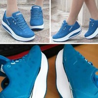 Maksud hati ingin memakai sepatu dengan model kekinian, namun ketika paketnya sampai di rumah malah alas kaki bawahnya terpotong dan tak sesuai dengan foto. Apakah kamu ingin memakainya? Foto: dok. © harley_g00d / reddit.