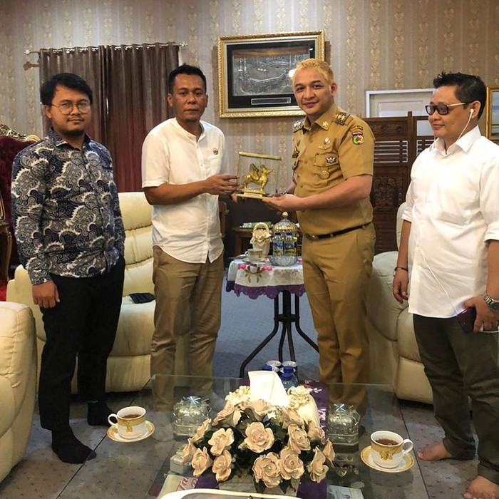 Penampilan Wakil Wali Kota Palu Sigit Purnomo Syamsuddin Said atau Pasha 'Ungu' berseragam PNS-rambut pirang.