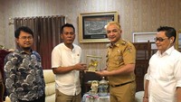 Rambut Pasha yang dicat berwarna pirang awalnya sempat menjadi kontroversi, terlebih karena Pasha kini merupakan pimpinan daerah. Foto: Dok Instagram Pasha Ungu