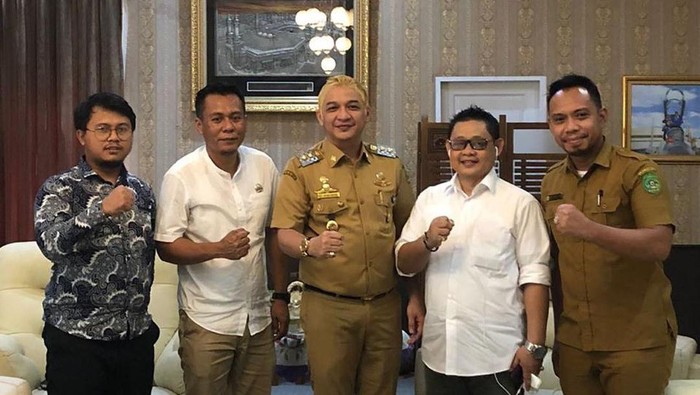 Penampilan Wakil Wali Kota Palu Sigit Purnomo Syamsuddin Said atau Pasha Ungu berseragam PNS-rambut pirang.