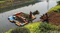 Tak hanya sampah di sungai, sampah di sisi sungai pun dikumpulkan di dalam perahu.