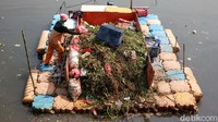 Petugas melakukan pembersihan sampah dengan modifikasi di Sungai Banjir Kanal Barat, Kalijodo, Jakarta Barat, Selasa (28/7/2020).