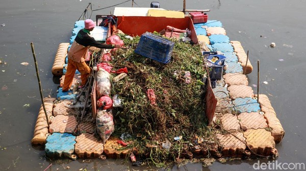 Perahu Pengangkut Sampah di BKB Efektif Bersihkan Lingkungan