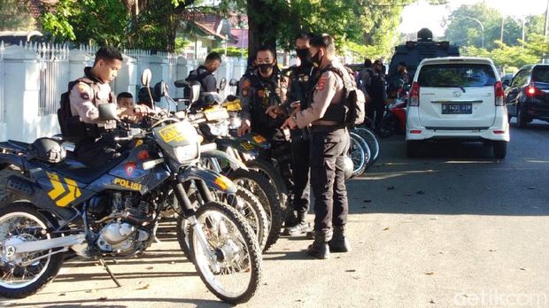 Personel TNI, Polri, hingga Satpol PP bersiap melakukan pengosongan Stadion Mattoanging dari Rujab Gubernur Sulsel (Hermawan-detikcom).
