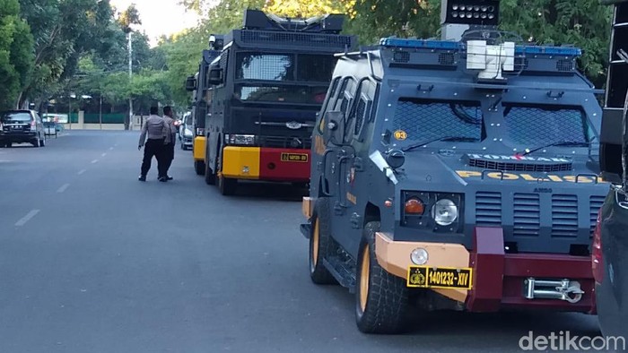 Personel TNI, Polri, hingga Satpol PP bersiap melakukan pengosongan Stadion Mattoanging dari Rujab Gubernur Sulsel (Hermawan-detikcom).