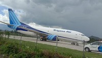 Pesawat kargo Trigana Air mengalami insiden tergelincir saat mendarat di Bandara Wamena. Tak ada korban jiwa dalam peristiwa tersebut. (dok. Polda Papua)