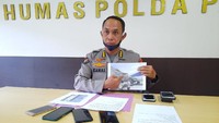Sampai saat ini pesawat masih berada di TKP dan belum bisa dilakukan evakuasi ke tempat yang aman dikarenakan dari pihak manajer penanggung jawab area bandara masih menunggu konfirmasi dari pihak manajer, kata Kombes Kamal. (dok. Polda Papua)