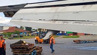 Pesawat Trigana Air PK-YSZ flight pertama mengalami insiden saat landing posisi body mengalami miring sebelah kiri sehingga mengakibatkan sayap bagian kiri mengenai runway 15, ujar Kamal. (dok. Polda Papua)
