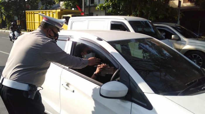 Petugas memberhentikan pengendara
