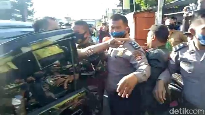 Polisi di garut ancam tembak massa guru