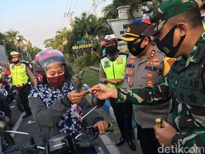 Pengendara Tertib di Mojokerto Dihadiahi Setangkai Mawar dan Cokelat