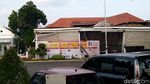 Potret Bagian Depan Kantor OJK Jateng-DIY yang Roboh di Semarang