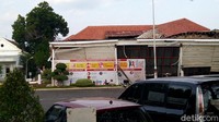 Menurut salah seorang warga yang ada di dekat lokasi, Dendi (36) kejadian itu terjadi pada sekitar pukul 16.00 WIB. Saat itu dia mendengar suara gemuruh.