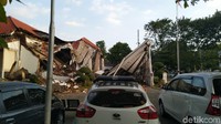 Bangunan bagian depan kantor OJK Jateng-DIY yang berada di Jalan Kyai Saleh Semarang roboh. Kepolisian saat ini sudah berada di lokasi kantor yang merupakan peninggalan raja gula Asia, Oei Tiong Ham itu.