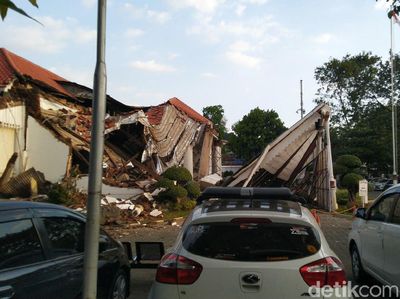 Potret Bagian Depan Kantor OJK Jateng-DIY yang Roboh di Semarang