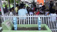 Warga Kecamatan Mamajang, Makassar, Sulawesi Selatan, bahkan harus membangun Balla Pendidikan (Rumah Pendidikan) di lahan Tempat Pemakaman Umum (TPU) untuk membantu anak-anak yang mengalami kesulitan dalam penerapan pembelajaran secara daring di rumah. ANTARA FOTO/Abriawan Abhe.