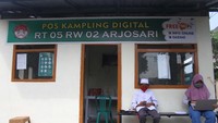 Selain masalah ponsel, sebagian siswa yang memiliki HP juga kesulitan dengan paket data. Beruntung anak-anak di Desa Arjosari, Malang, Jawa Timur, ini mendapat jaringan internet nirkabel (wifi) gratis yang disediakan oleh warga di sebuah pos kamling. ANTARA FOTO/Ari Bowo Sucipto.