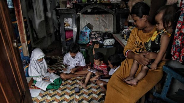 Sistem pembelajaran jarak jauh secara daring di masa pandemi ini menjadi masalah bagi sejumlah siswa. Mulai dari tidak adanya paket data hingga sulitnya sinyal internet.