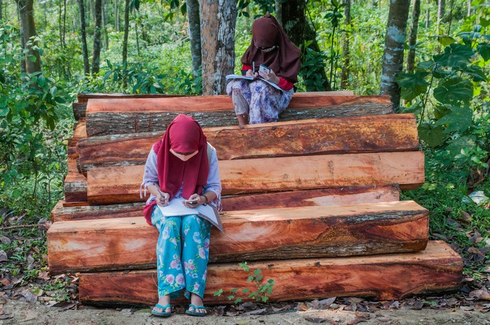 Sistem pembelajaran jarak jauh secara daring di masa pandemi ini menjadi masalah bagi sejumlah siswa. Mulai dari tidak adanya paket data hingga sulitnya sinyal internet.