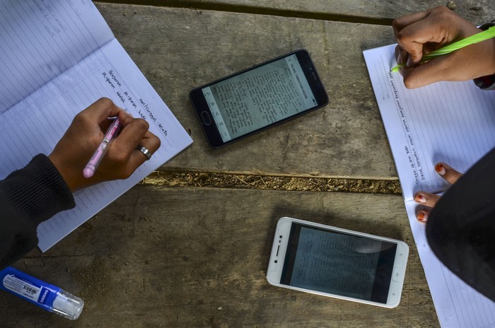 Sistem pembelajaran jarak jauh secara daring di masa pandemi ini menjadi masalah bagi sejumlah siswa. Mulai dari tidak adanya paket data hingga sulitnya sinyal internet.