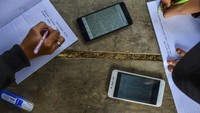 Pelajar yang tinggal di desa terpecil terpaksa mengerjakan tugas sekolah di luar rumah lantaran keterbatasan jaringan internet sedangkan sekolah hanya bisa memfasilitasi kegiatan belajar mengajar (KBM) secara daring mengunakan aplikasi WhatsApp Grup serta Facebook Messenger. ANTARA FOTO/Adeng Bustomi.