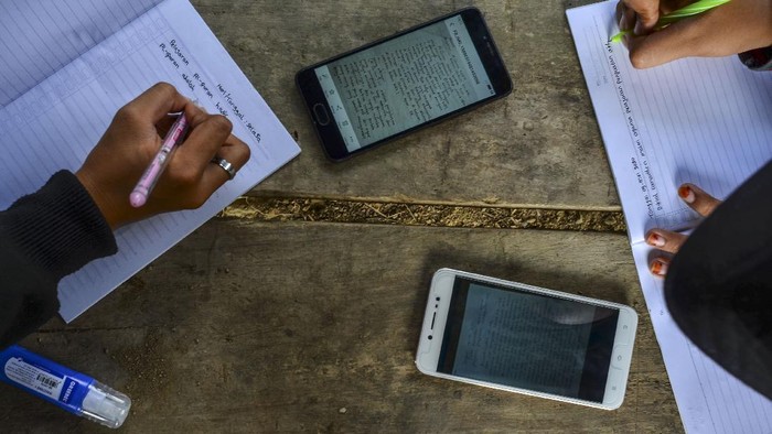 Sistem pembelajaran jarak jauh secara daring di masa pandemi ini menjadi masalah bagi sejumlah siswa. Mulai dari tidak adanya paket data hingga sulitnya sinyal internet.