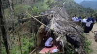 Puluhan Siswa SD dan SMP satu atap (Satap) 11 Batu , Desa Tanatoro, Kecamatan Pitu Riase, Kabupaten Sidrap, Sulawesi Selatan (Sulsel) bahkan terpaksa belajar di tepi jurang. Sebab, tempat tersebut merupakan satu-satunya spot yang memungkinkan mereka mendapatkan jaringan internet lewat ponsel. Hasrul Nawir/detikcom.