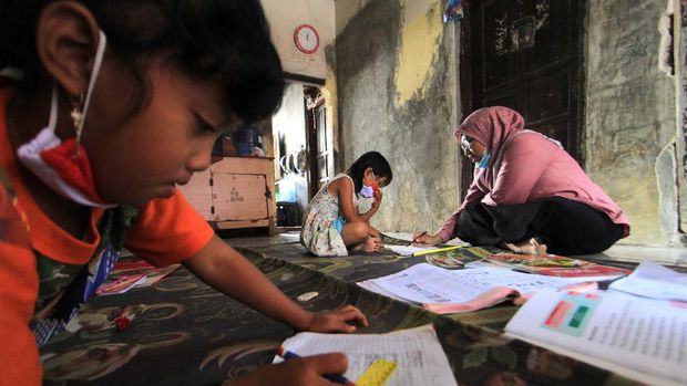 Sistem pembelajaran jarak jauh secara daring di masa pandemi ini menjadi masalah bagi sejumlah siswa. Mulai dari tidak adanya paket data hingga sulitnya sinyal internet.