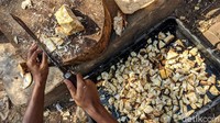 Peternak tengah meracik makanan untuk sapi simental.