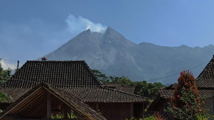 Puncak Gunung Merapi di foto dari Desa Balerante, Kecamatan Kemalang, Klaten, Selasa (28/7/2020).