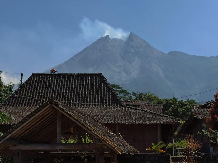 Puncak Gunung Merapi di foto dari Desa Balerante, Kecamatan Kemalang, Klaten, Selasa (28/7/2020).