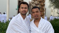 Ia juga sempat umrah bareng Raffi Ahmad beberapa waktu lalu. Dok. Instagram/putrasiregarr17
