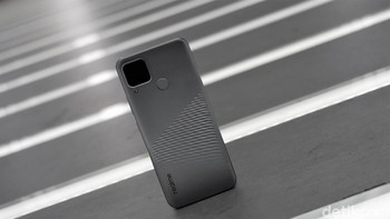 Dengan membawa baterai 6.000 mAh bisa digunakan untuk 46 jam telepon, main PUBG sebanyak 30 ronde, mendengarkan 1.200 lagu atau 18,6 jam streaming video Foto: Adi Fida Rahman/detikINET