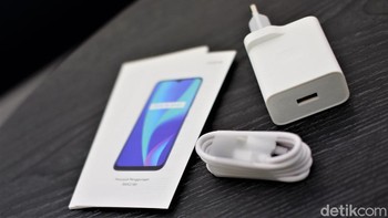 Realme hanya menyertakan buku petunjuk, charger 18W dan kabel data microUSB. Foto: Adi Fida Rahman/detikINET