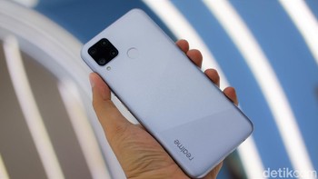 Ponsel ini mengusung geometric gradient design di bagian belakang yang memberikan efek visual unik. Foto: Adi Fida Rahman/detikINET