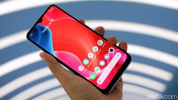 Ia punya layar berukuran 6,5 inch yang memiliki notch tetesan air yang cukup kecil di bagian atasnya, sehingga membuat rasio layarnya 88,7%. Foto: Adi Fida Rahman/detikINET