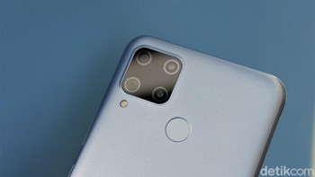 Terdapat empat kamera belakang yang ditempatkan di modul persegi. Komposisinya, kamera utamanya 13 MP. Bersanding dengan kamera ultrawide 8 MP, lensa B&W f/2.4 dan lensa retro f/2.4. Foto: Adi Fida Rahman/detikINET
