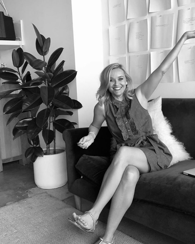 Thank you to all the magical women in my life for the endless love and support. ✨ May we all continue to shine a light on one another. This is what sisterhood is all about. #womensupportingwomen, tulis Reese Witherspoon. Foto: Instagram