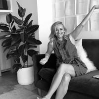 Thank you to all the magical women in my life for the endless love and support. ✨ May we all continue to shine a light on one another. This is what sisterhood is all about. #womensupportingwomen, tulis Reese Witherspoon. Foto: Instagram