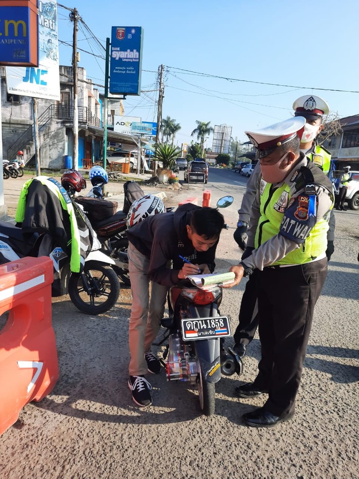 Remaja di Lampung DItilang Karena Pakai Pelat Motor Huruf Thailand