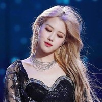 Busana ini disebut sebagai kostum Blackpink bahkan KPop paling ikonik. Ia pun kembali memamerkan pinggang mungil. Foto: Dok. Fansite