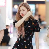 Banyak orang yang memprediksi jika pinggang Rose hanya berukuran 19 inci. Tapi ketika diukur pinggangnya berukuran sekitar 60 cm yang memang tidak bisa dibilang besar.Foto: Dok. Fansite