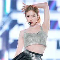 Rose pun menjadi salah satu pemilik pinggang paling kecil dari girl group Korea Selatan ini. Ketika fotonya diunggah, Rose sering jadi perbincangan karena pinggangnya mirip pinggang semut. Dibilang pinggang semut karena tubuh semut mengecil di bagian tengah. Foto: Dok. Fansite