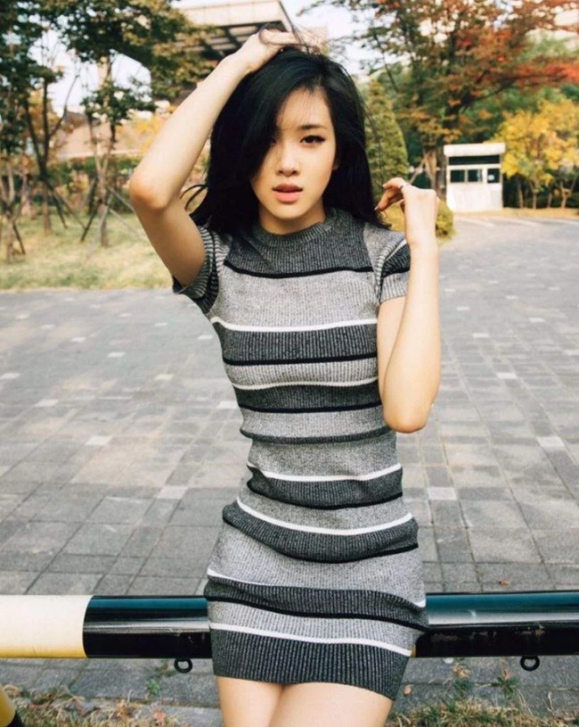 Tampaknya bentuk tubuh pemilik nama Korea Park Chaeyoung tersebut memang sudah ramping sejak dulu. Lihat saja penampilannya sebelum debut ini. Mengenakan dress bergaris horizontal, tubuhnya tak terlihat melebar. Foto: Twitter