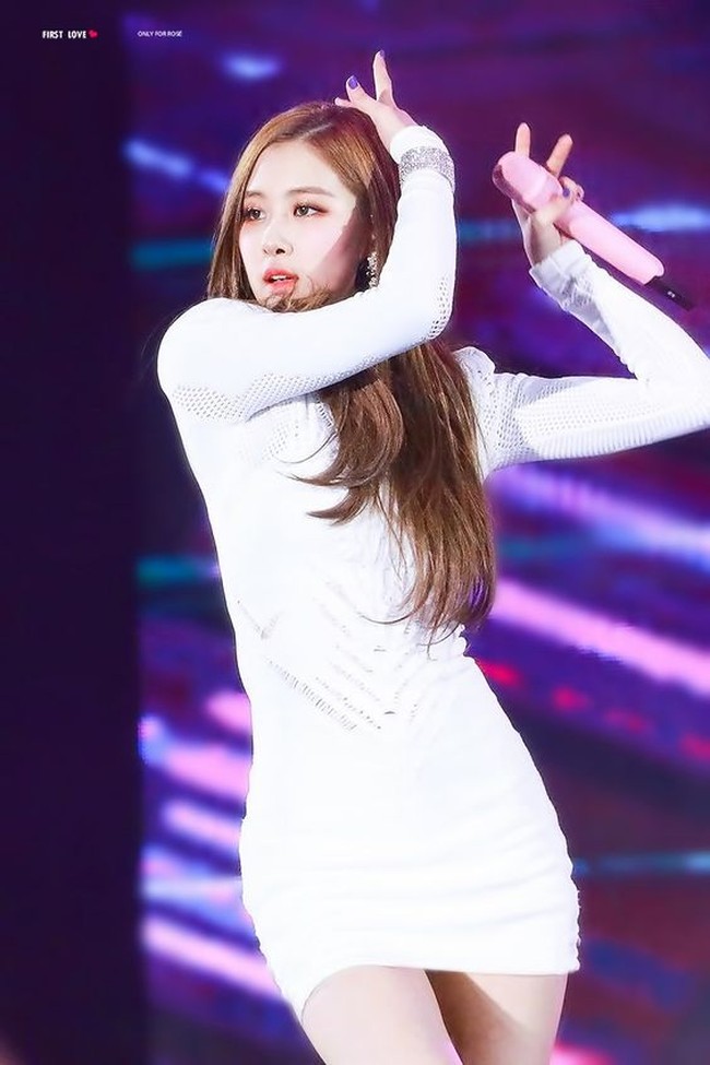 Bahkan ketika tidak pakai crop top bisa dilihat jika Rose Blackpink punya pinggang yang ramping. Foto: Dok. Fansite