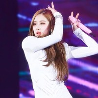 Bahkan ketika tidak pakai crop top bisa dilihat jika Rose Blackpink punya pinggang yang ramping. Foto: Dok. Fansite