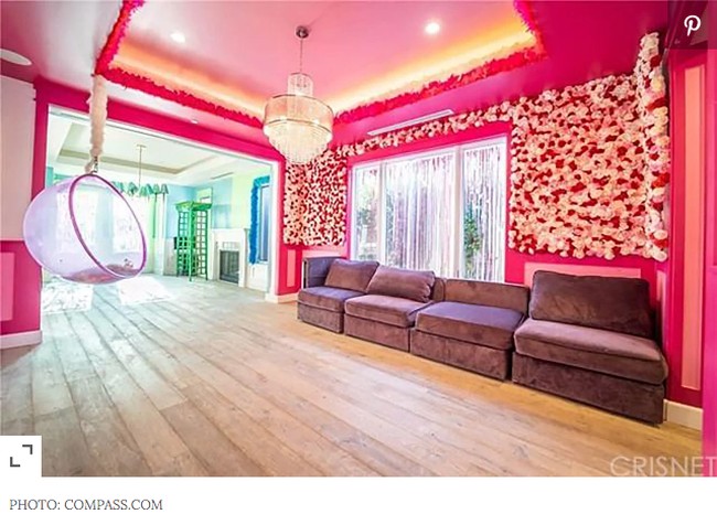 Rumah Bella Thorne cukup menarik perhatian. Tak hanya eksterior yang dicat dengan warna pink terang. Interiornya pun dihias dengan warna-warni cerah yang memberi kesan playful. Foto: Compass.com